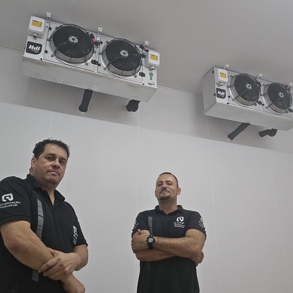 Equipe MARFI uniformizada junto aos evaporadores de uma câmara de congelamento